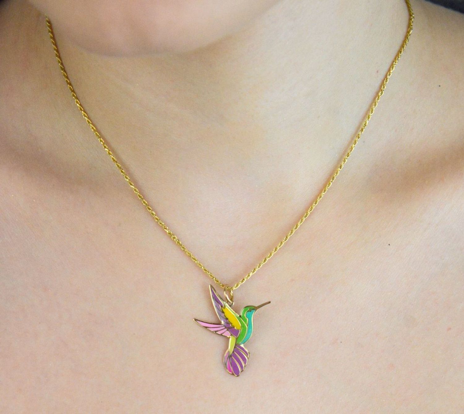 Subtelna zawieszka złota Koliber próby 585 z kolorową emalią. Wymiary 2,6×2,0 cm, waga 0,53 g. Idealna jako prezent lub element codziennej biżuterii.1.jpg